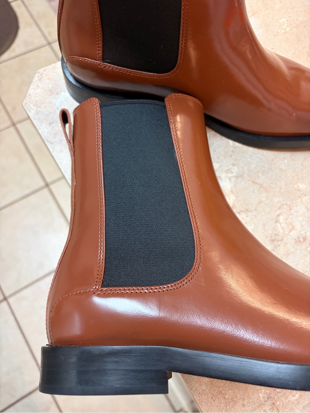 Everlane Chelsea Boot in Rum, size 8 - Picture 3 of 11